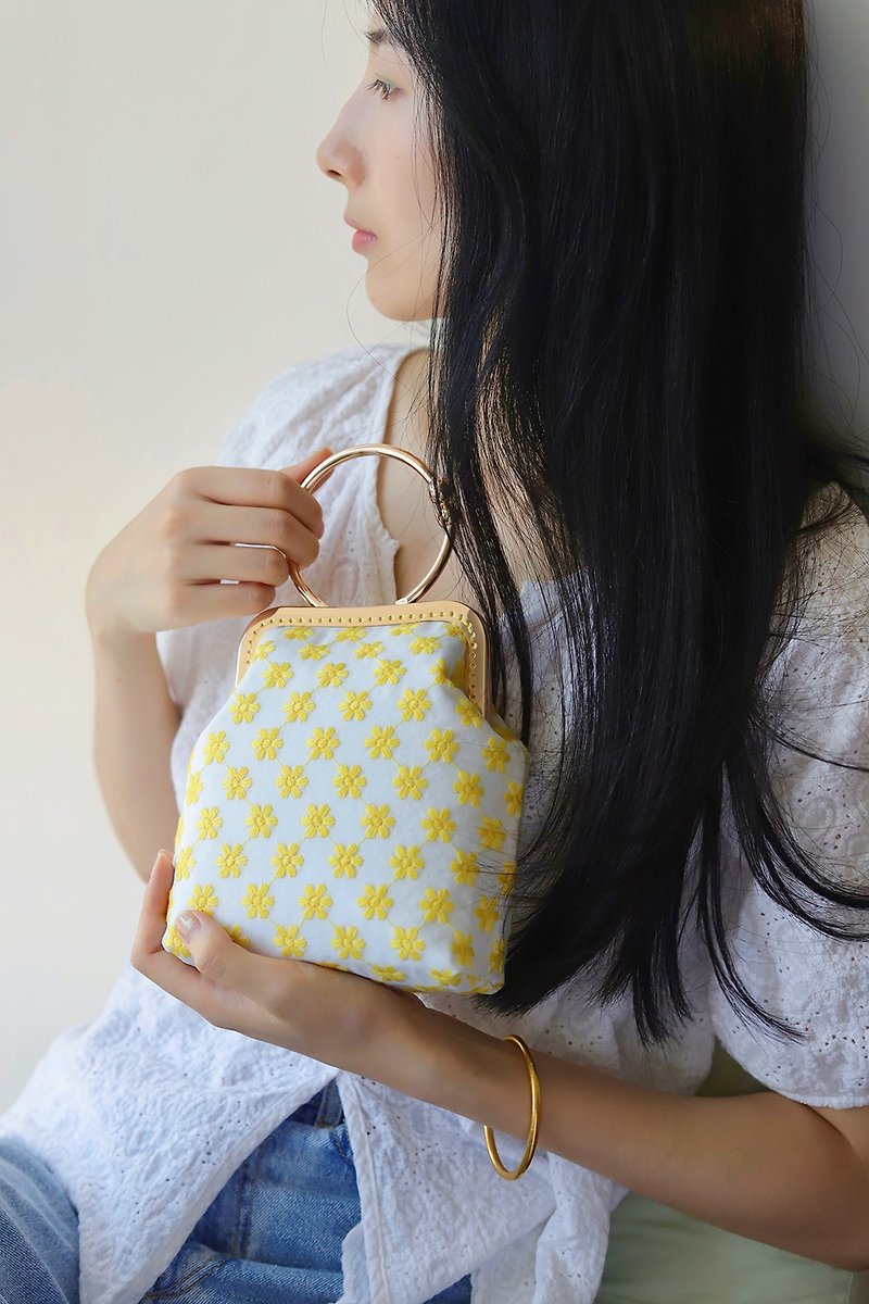 Original self-made style | Spot embroidery daisy mouth gold bag floral wrist bag hand bag storage bag - กระเป๋าถือ - ผ้าฝ้าย/ผ้าลินิน สึชมพู