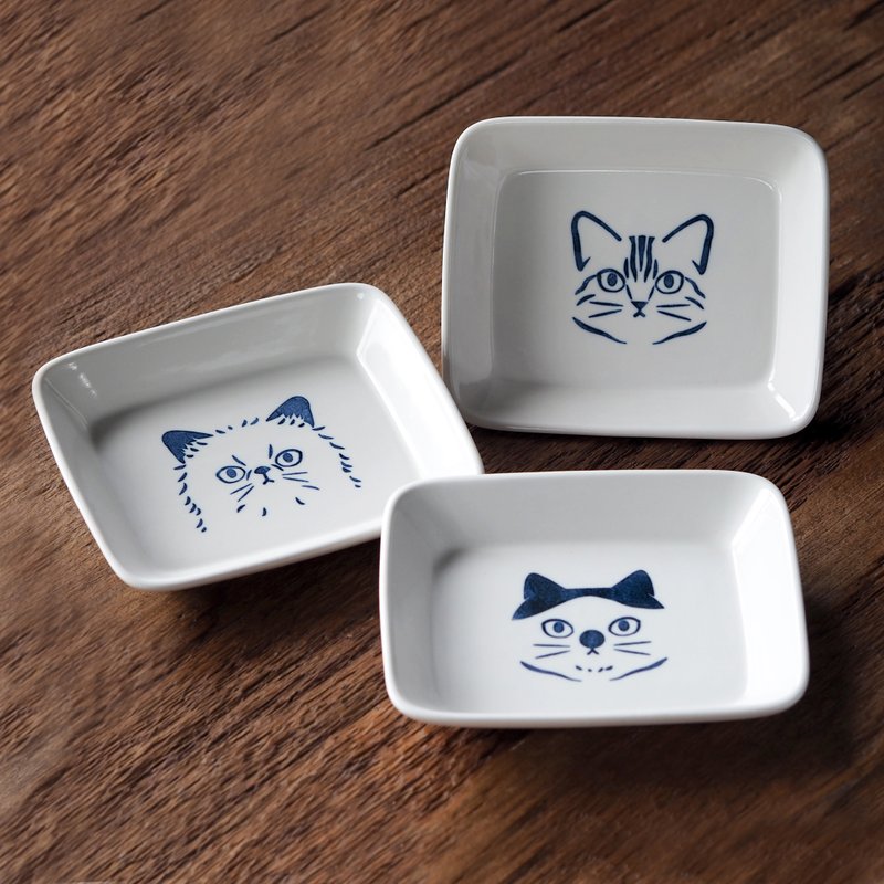 Small square plate for cats [stray cat rescue plan] - จานและถาด - เครื่องลายคราม ขาว