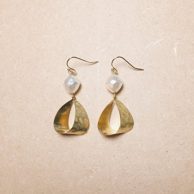 Retro three-dimensional texture pearl drop earrings - ต่างหู - ทองแดงทองเหลือง ขาว