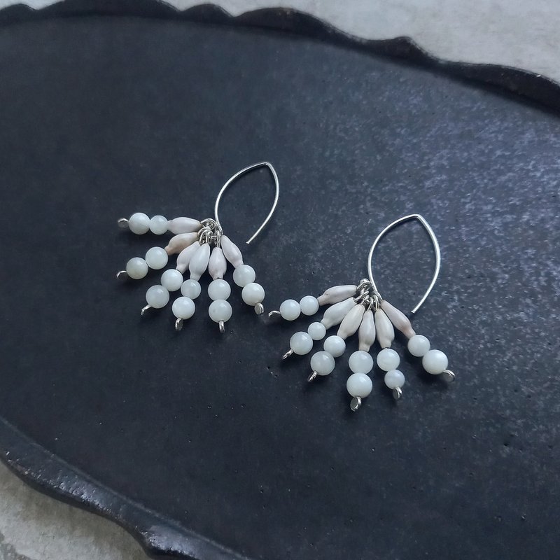 ジュズダマ(Job's Tears) とシェルのフリンジ耳飾り / ピアス or イヤリング - 耳環/耳夾/耳骨夾 - 貝殼 白色
