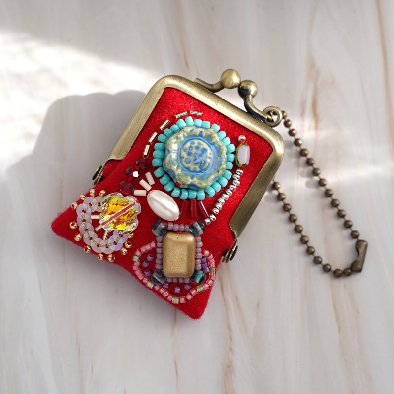 小さなビーズ刺繍のがま口 No.75 レッド×ウール ネックレス・バッグチャームにも アクセサリーケース 一点物 - 吊飾/掛飾 - 羊毛 紅色