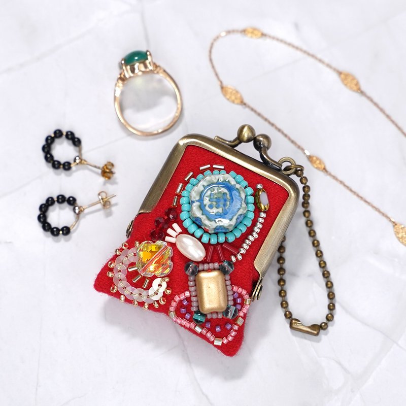 小さなビーズ刺繍のがま口 No.75 レッド×ウール ネックレス・バッグチャームにも アクセサリーケース 一点物 - 吊飾/掛飾 - 羊毛 紅色