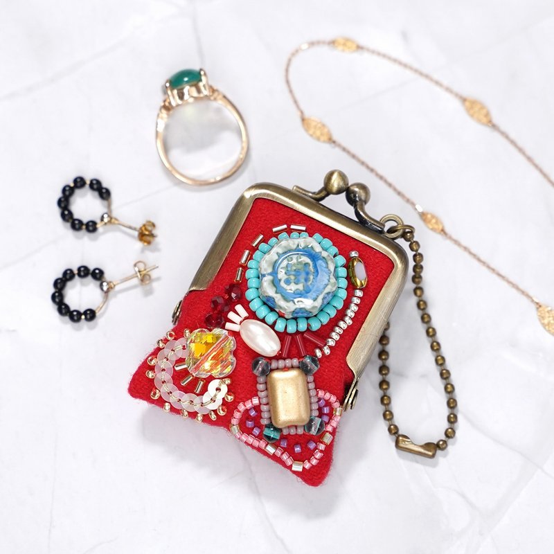 小さなビーズ刺繍のがま口 No.75 レッド×ウール ネックレス・バッグチャームにも アクセサリーケース 一点物 - チャーム - ウール レッド