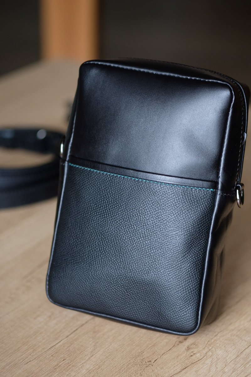Crossbody Bag - กระเป๋าแมสเซนเจอร์ - หนังแท้ สีดำ