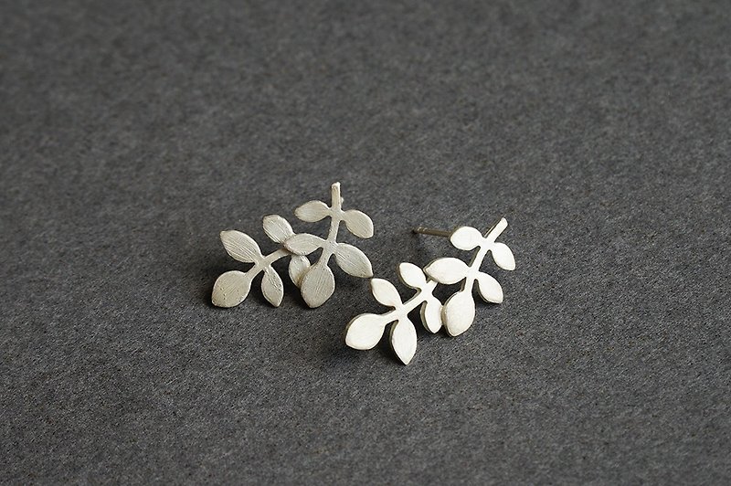 Leaf pure white fungus needle / earrings / white - Earrings & Clip-ons - Other Metals White