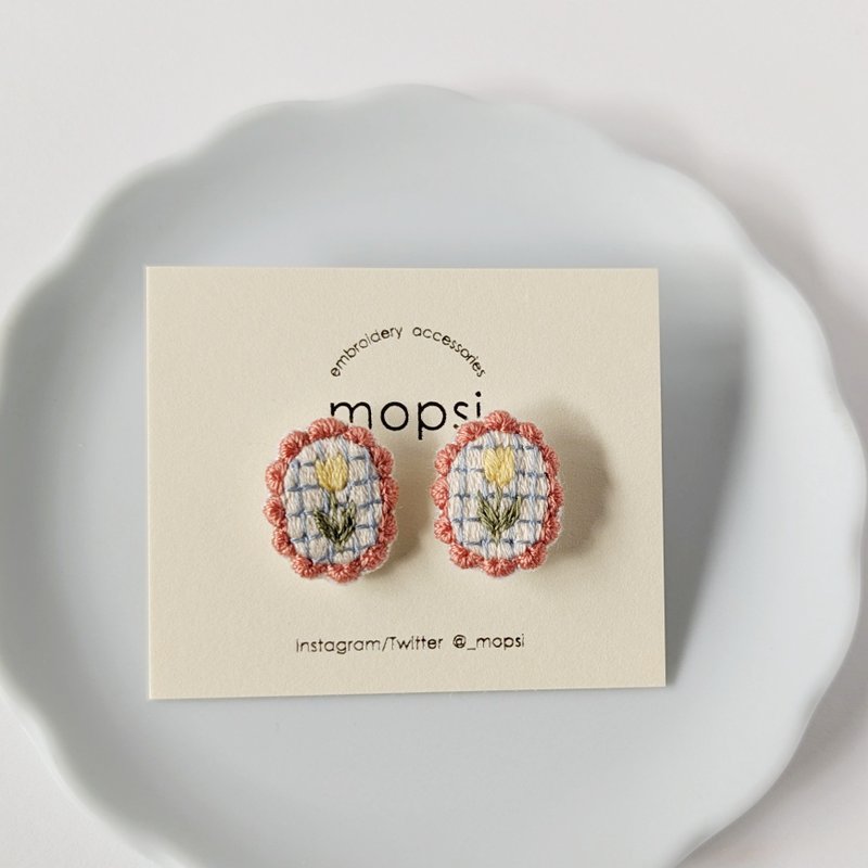 黄色いチューリップ　刺繍ピアス/イヤリング - 耳環/耳夾/耳骨夾 - 繡線 黃色