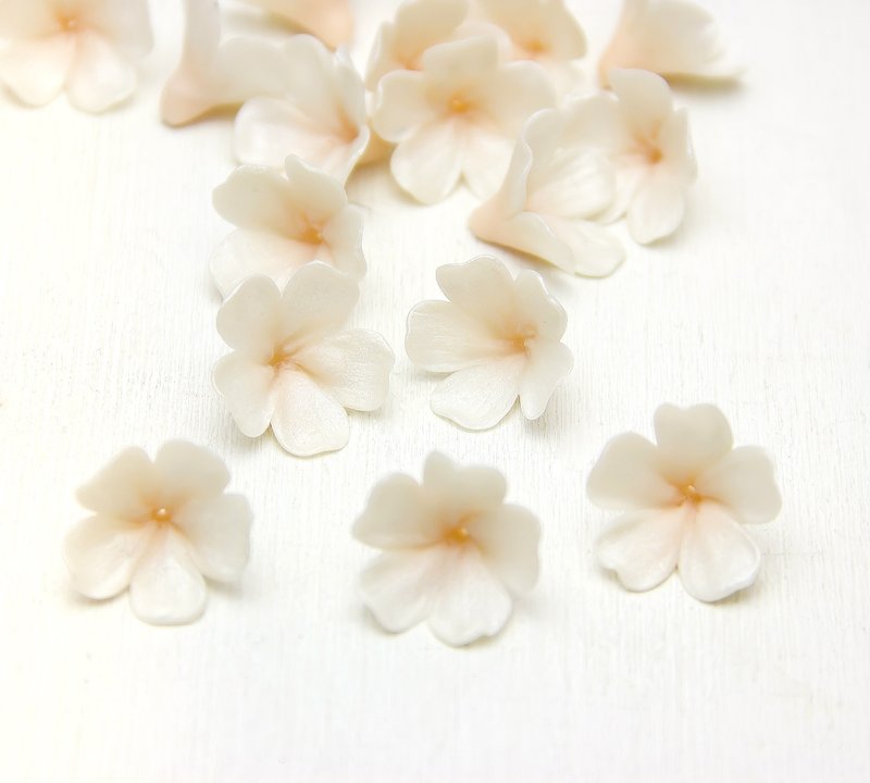 Pearl/Beige flowers Beads 2 cm. Beige floral beads making jewelry - 零件/散裝材料/工具 - 塑膠 多色