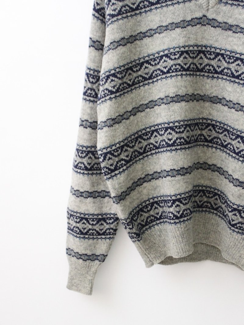 [] RE1204SW015 gray geometric totem loose V-neck wool sweater vintage - สเวตเตอร์ผู้หญิง - ขนแกะ สีเทา