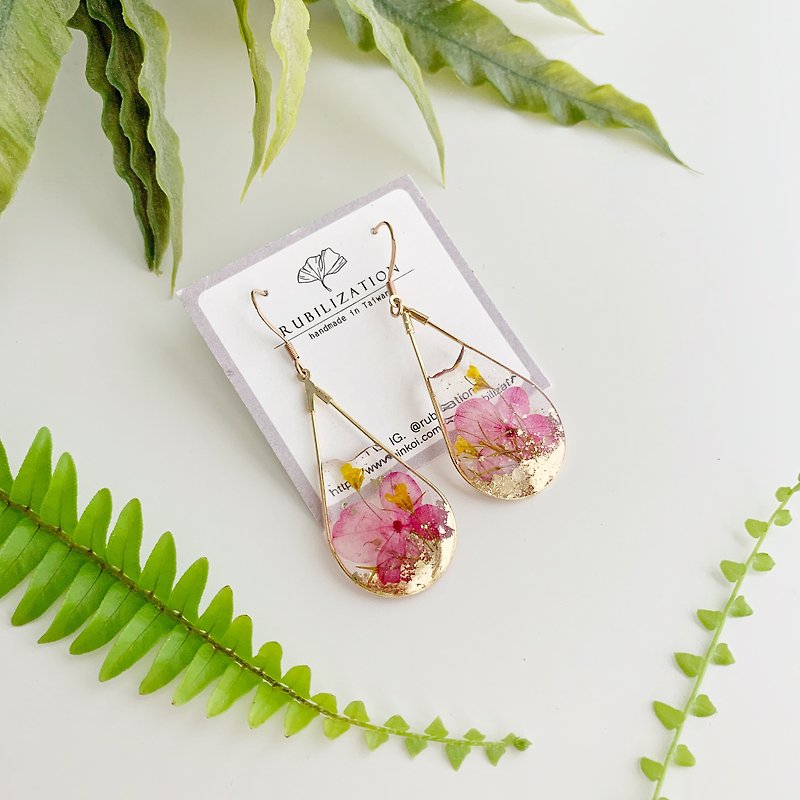 Glass drop-shaped real flower earrings - Earrings & Clip-ons - Plants & Flowers Pink