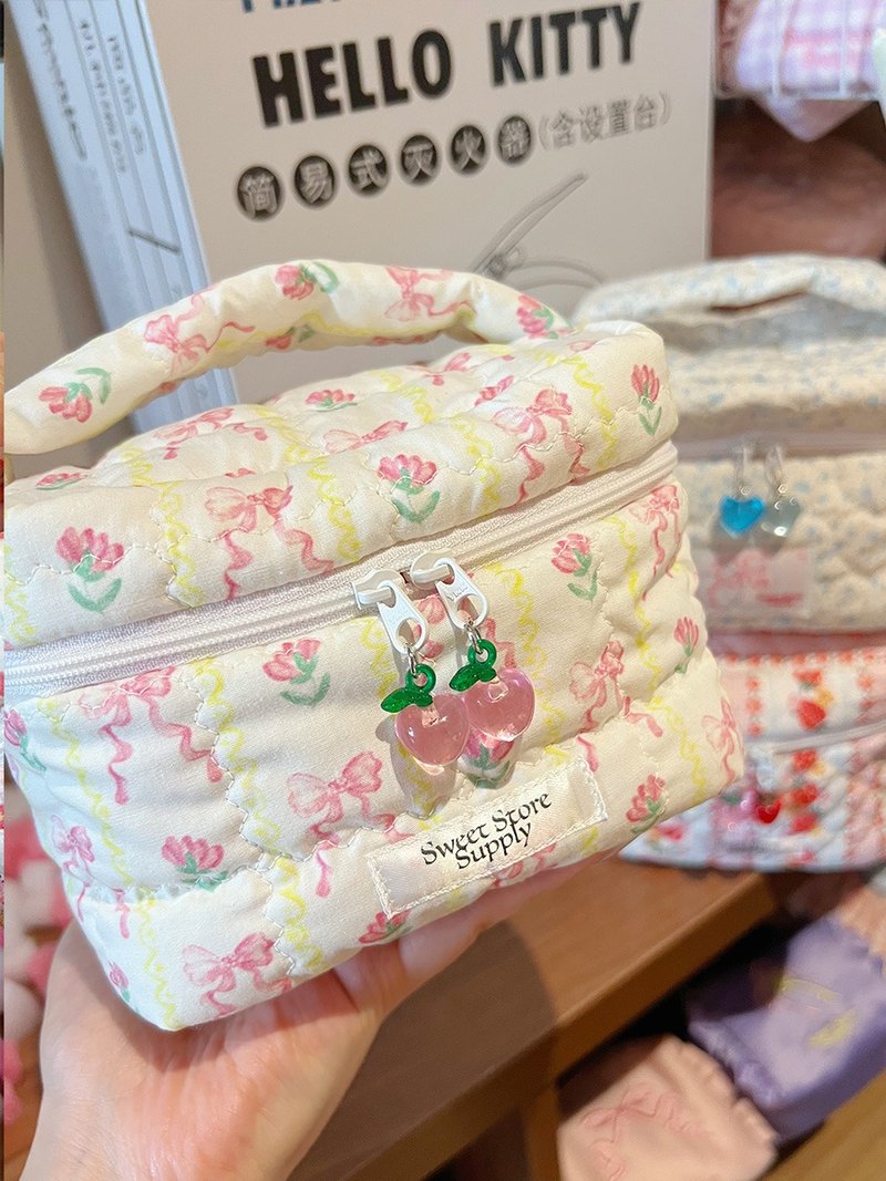 Sweetstore Supply 原創可愛甜美蝴蝶結手提小盒子化妝品收納包 - 化妝包/收納袋 - 棉．麻 粉紅色