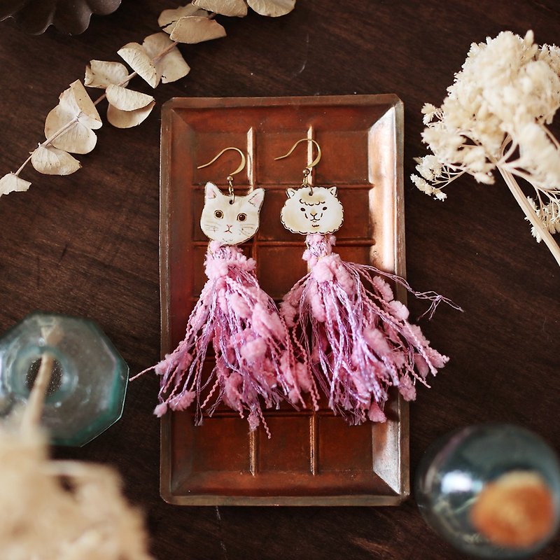 Small animal tassel handmade earrings - white cat and alpaca can be clipped - ต่างหู - เรซิน สึชมพู