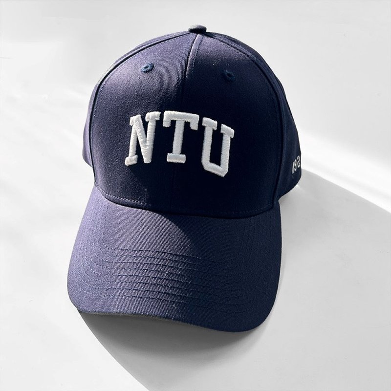 【臺灣大學/臺大】NTU美式經典3D電繡棒球帽_深藍 - 帽子 - 棉．麻 白色