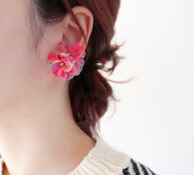SAKUSAKU flower earring  Pink - Earrings & Clip-ons - Polyester Pink