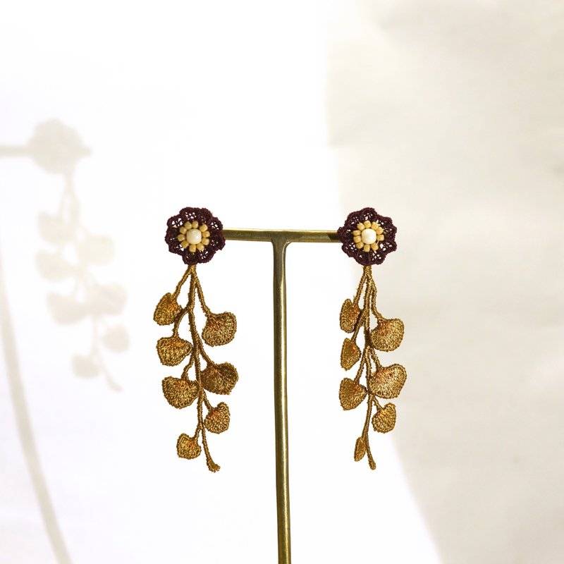 小花刺繍耳飾り　ボルドー - 耳環/耳夾/耳骨夾 - 繡線 紅色