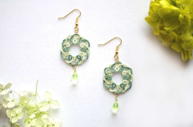 Tatting lace and Czech beads earrings, Wakaba - ต่างหู - ผ้าฝ้าย/ผ้าลินิน สีเขียว