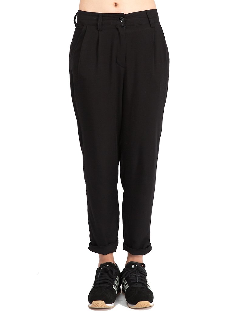 Original design female models black fold wild 9 points pants pants pants digestion design style BY JANWONG (custom section) - กางเกงขายาว - ผ้าฝ้าย/ผ้าลินิน สีดำ