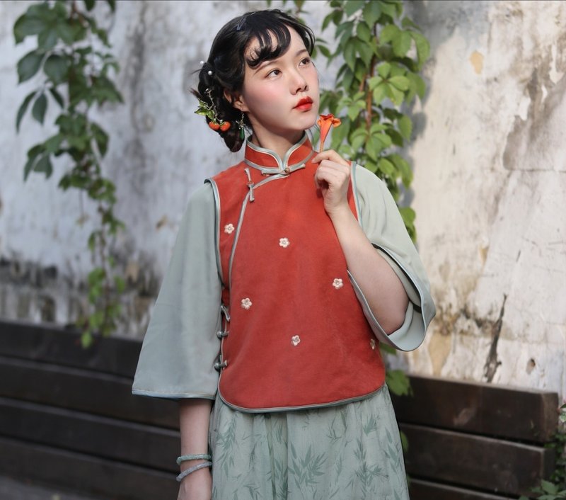 [Shishijilu] Retro style of the Republic of China with small gold embroidered inverted large sleeves faux two piece cheongsam top - Women's Tops - Other Materials Orange