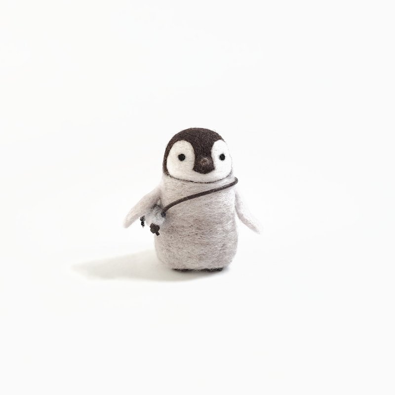 Little penguin carrying saury on its back Wool felt penguin - ตุ๊กตา - ขนแกะ สีเทา