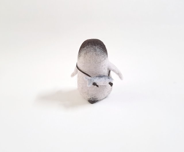 サンマを背負ったコガタペンギン 羊毛フェルトのペンギン