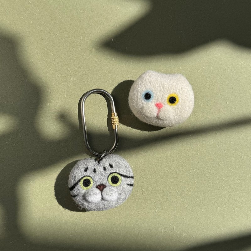 【8964】Beautiful short pendant with white cat with different colors and pupil pin, one cat handmade wool felt key ring chest - Charms - Wool 