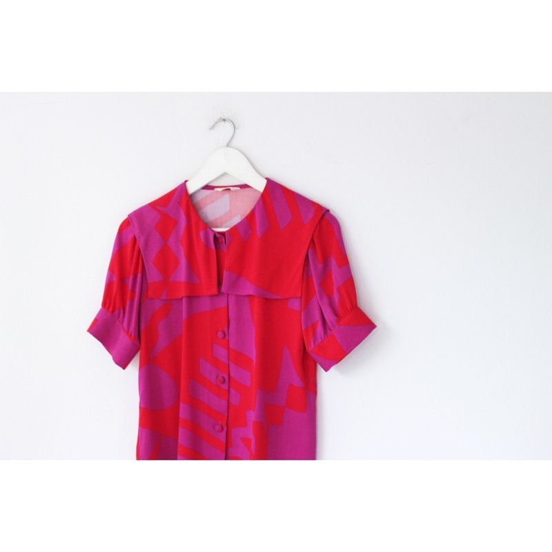 Sailor Collar Square Neck Top in Purple and Red Graphic Print - 女上衣/長袖上衣 - 其他材質 紅色