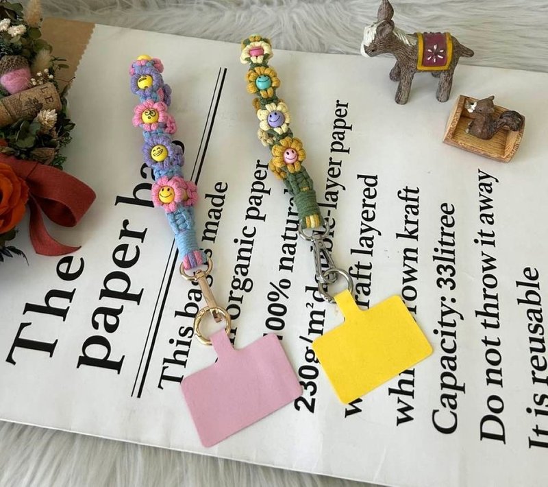 手作可愛微笑表情Macrame編織手機帶/手腕帶/吊飾  贈掛片 - 鎖匙扣/鎖匙包 - 棉．麻 