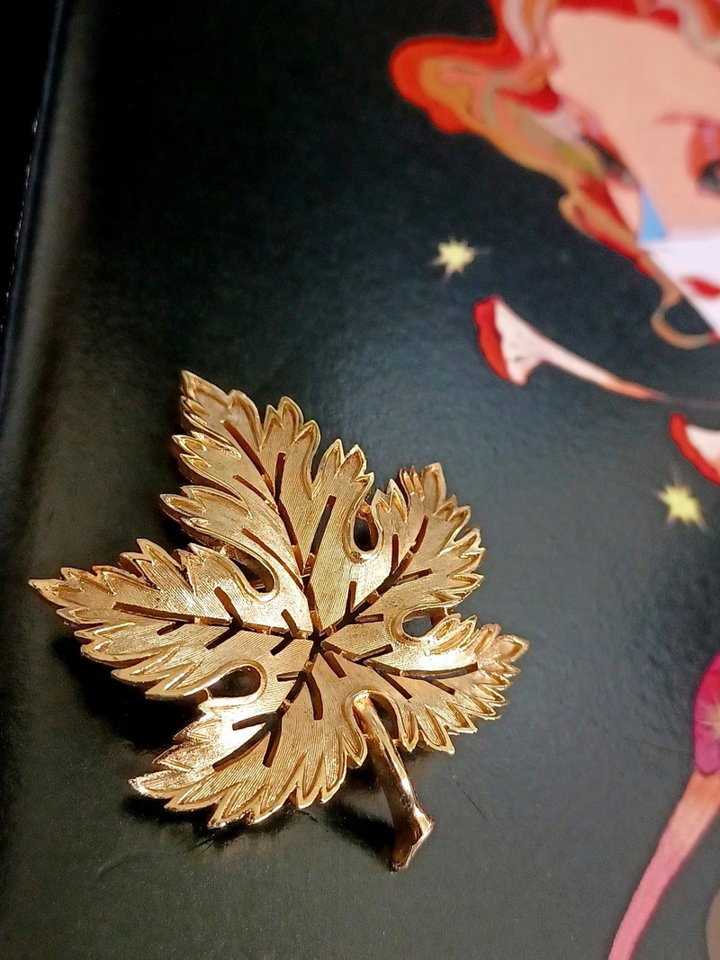 vintage jewelry Trifari 經典金色拉絲葡萄葉 別針 胸針 - 胸針 - 其他金屬 