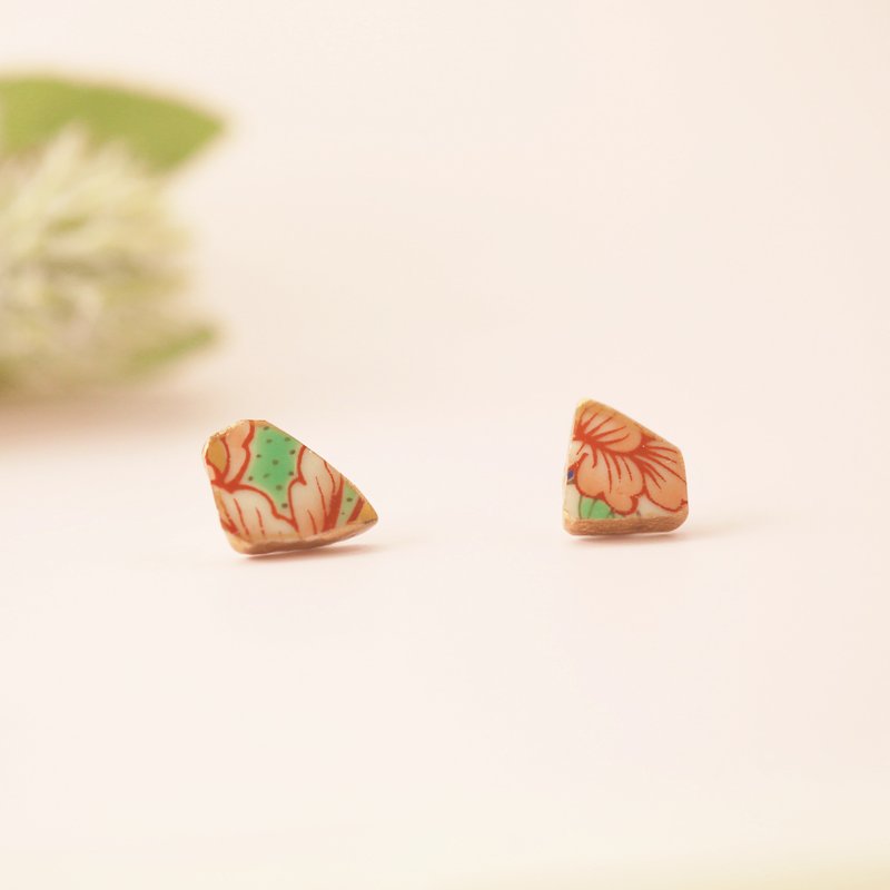 Made to order Arita ware pottery fragments gold lacquer Clip-On , medium size / leaf pattern, green, traditional craft - ต่างหู - ดินเผา สีเขียว