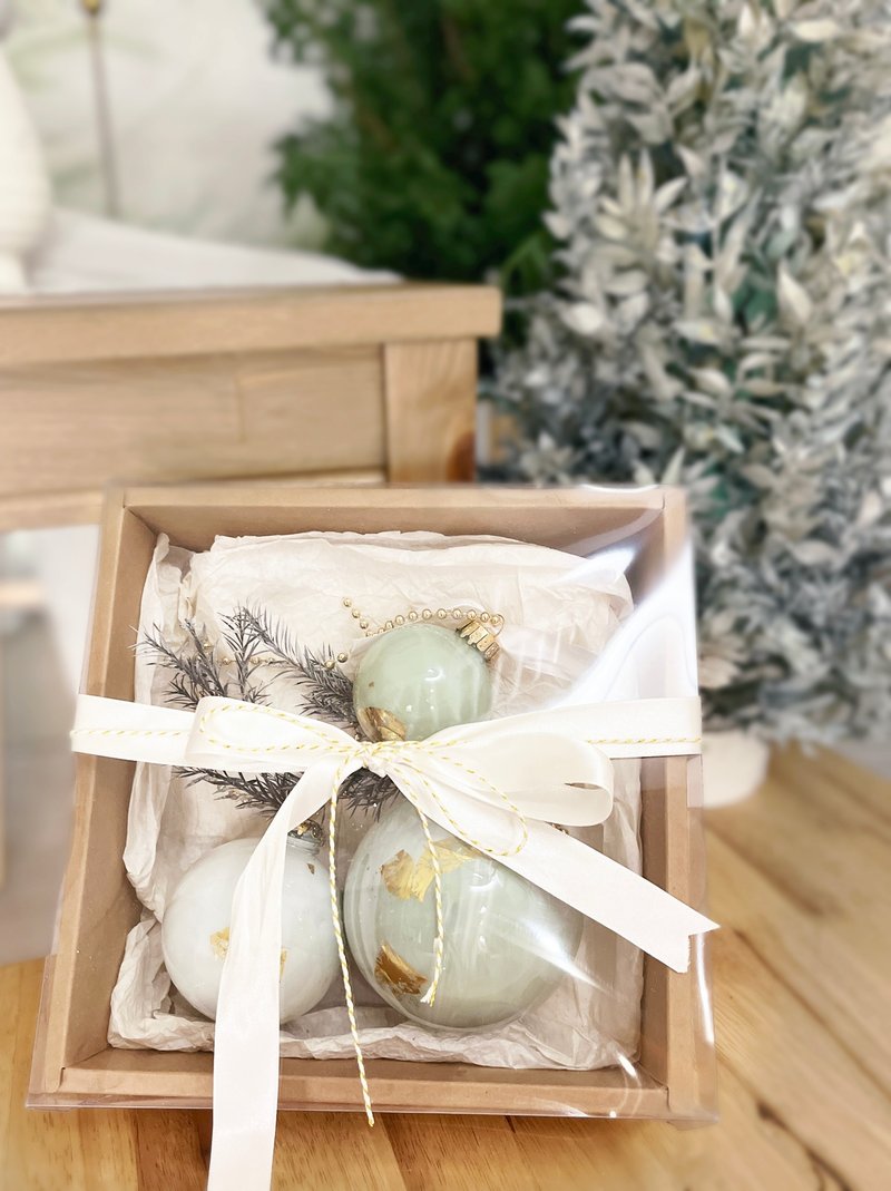 Two people walking together mobile gold foil Christmas ball gift box - อื่นๆ - อะคริลิค 