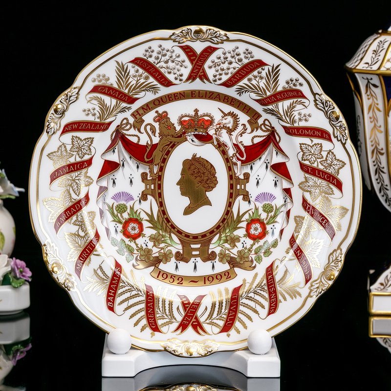 限量英國製Royal Crown Derby 女王1992年奢華生日紀念骨瓷裝飾盤 - 擺飾/家飾品 - 瓷 