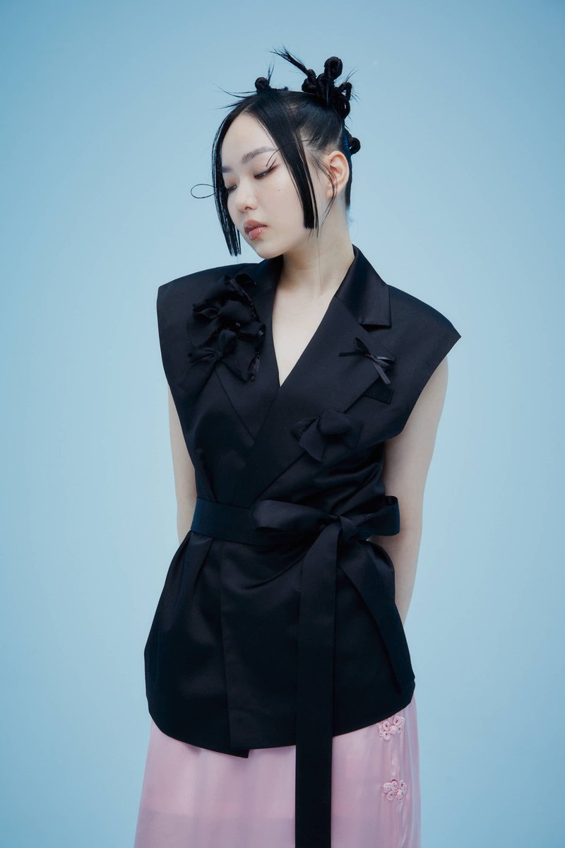煩惱心蝴蝶結黑色西裝背心 - 女西裝外套 - 聚酯纖維 黑色