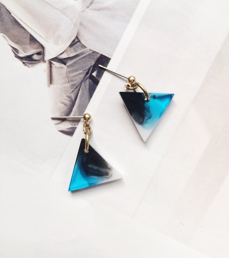La Don - Upside Down Triangle Blue White Black Ear Pin Ear Clip - Earrings & Clip-ons - Acrylic Blue