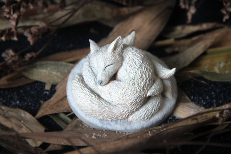 Nine-Tailed Fox (white snow color) - Items for Display - Resin White