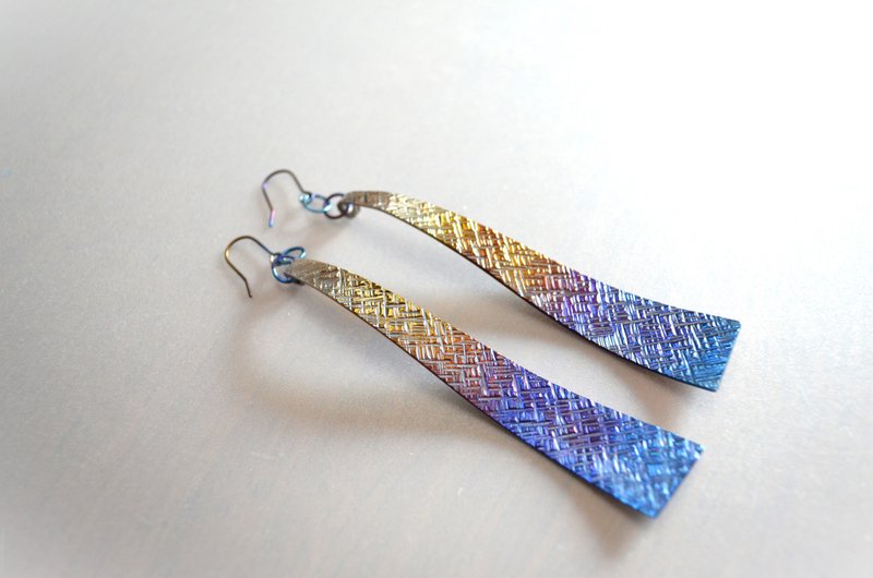 Titanium pierced earrings・チタン製ピアス・STREET・G・クロスハッチロング75mm - 耳環/耳夾/耳骨夾 - 其他金屬 多色