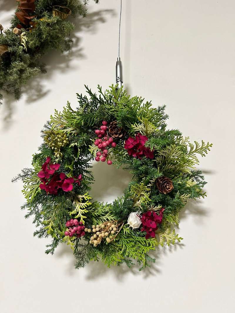 Berry Trail Fresh Pine Christmas Wreath - ช่อดอกไม้แห้ง - พืช/ดอกไม้ 