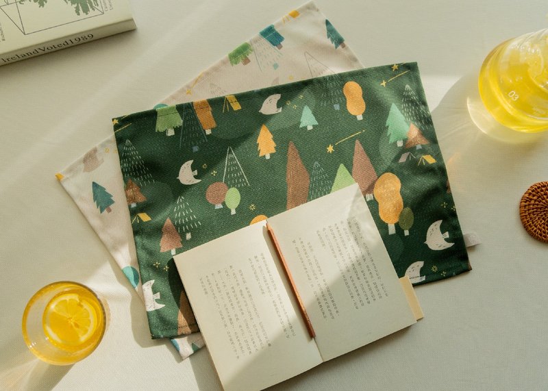 【Walk in the Forest-Dark Green-Place Mat】Dust-proof Mat / Desk Mat - ผ้ารองโต๊ะ/ของตกแต่ง - เส้นใยสังเคราะห์ สีเขียว