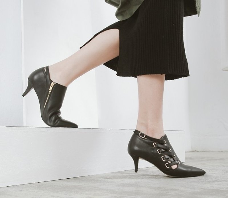 Cross leather cord buckle tip leather ankle boots black - รองเท้าบูทสั้นผู้หญิง - หนังแท้ สีดำ
