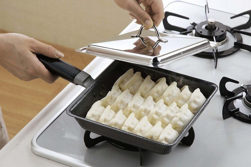 Shimomura Industry Japan made IH square pan/iron pan 18CM (with lid) - เครื่องครัว - วัสดุอื่นๆ สีเงิน