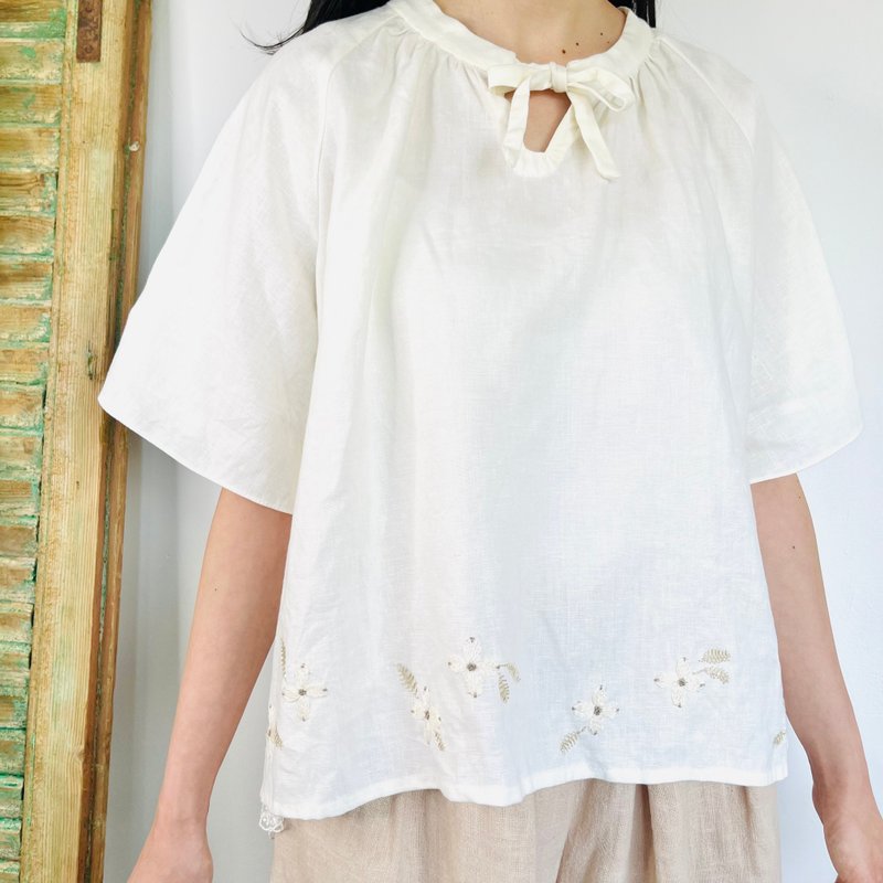 Embroidered Gratitude Blouse - เสื้อเชิ้ตผู้หญิง - ผ้าฝ้าย/ผ้าลินิน ขาว