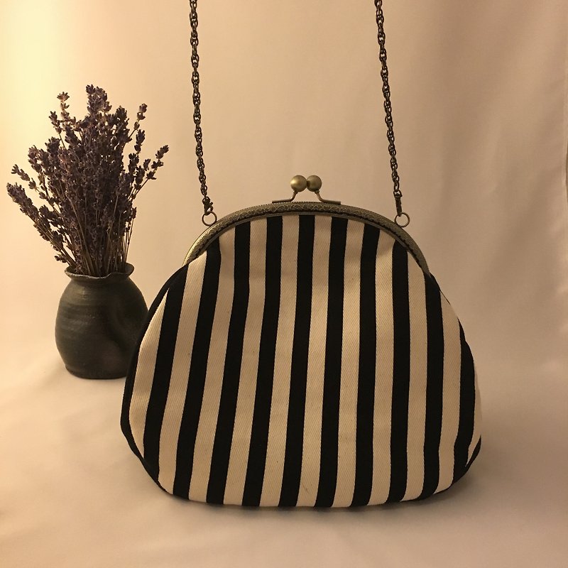 Retro stripes elegant mouth feel gold chain bag - Messenger Bags & Sling Bags - Paper Black