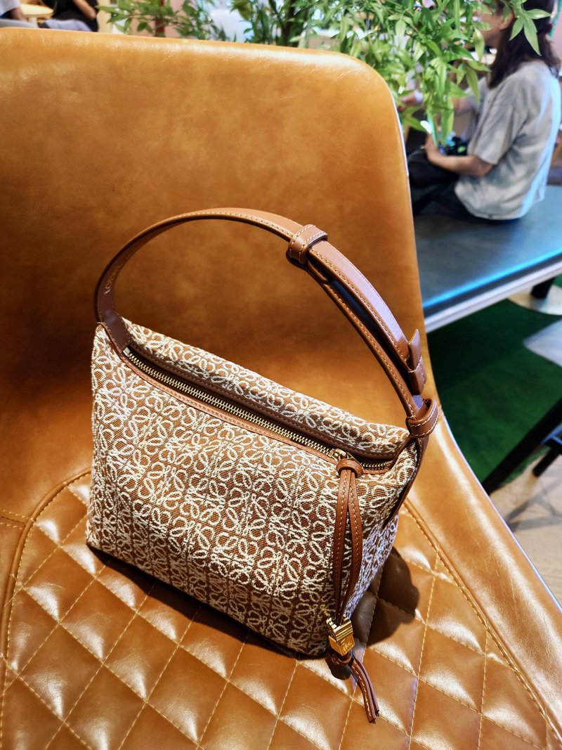 客預訂 LOEWE 布棕花化妝包飯盒包手提包單肩包腋下包手拿包單肩 - 手提包/手提袋 - 防水材質 卡其色