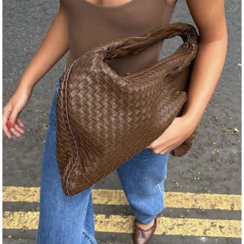 À Paris ｜漫步巴黎 Bottega Veneta Boho 經典編織皮革單肩包 春夏歐美街頭鬆弛風