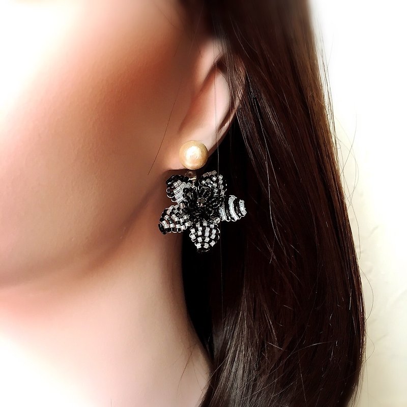 [Made to order] 5 monotone earring catch ~ Flower of Monochrome ~ One ear - Earrings & Clip-ons - Gemstone Black