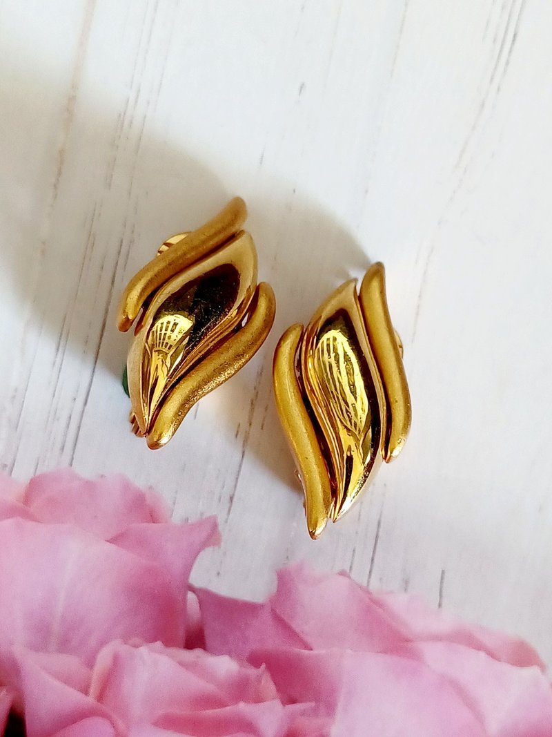 vintage jewelry  MONET古典金色火紋 夾式耳環 - 耳環/耳夾/耳骨夾 - 其他金屬 