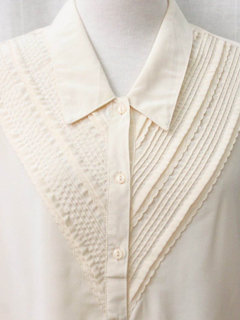 【RE0720T112】 Japanese simple and elegant imitation beige ancient shirt - เสื้อเชิ้ตผู้หญิง - เส้นใยสังเคราะห์ สีเหลือง