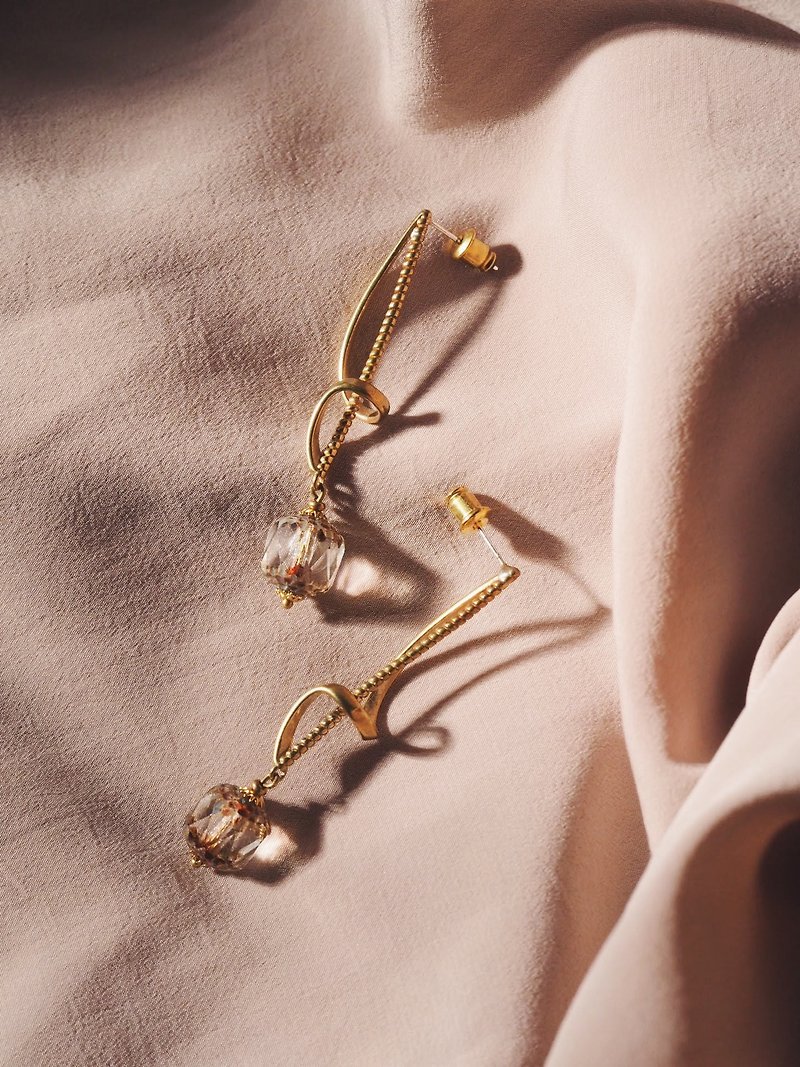 Bow-shaped streamline asymmetric vintage glass bead earrings naked - ต่างหู - ทองแดงทองเหลือง สีทอง