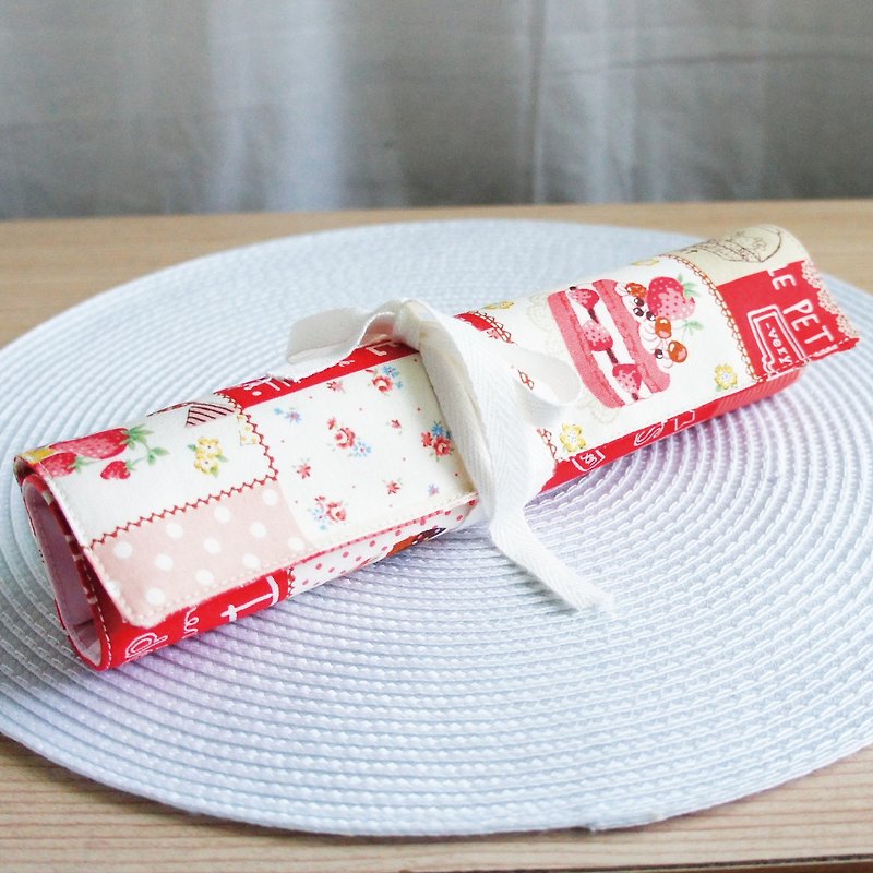 Lovely日本布草莓季、草莓蛋糕大拼花捲軸餐具袋、工具袋、紅 - 筷子/筷架 - 棉．麻 紅色