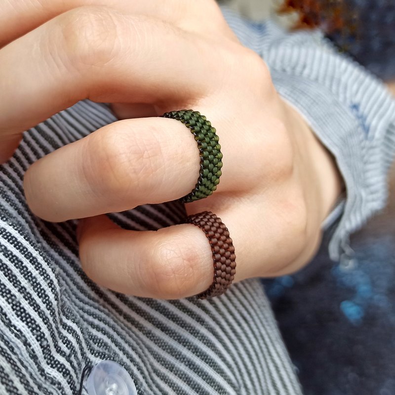 Handmade brown ring Green ring Handmade bead jewelry Flexible ring Elastic ring - 戒指 - 玻璃 綠色