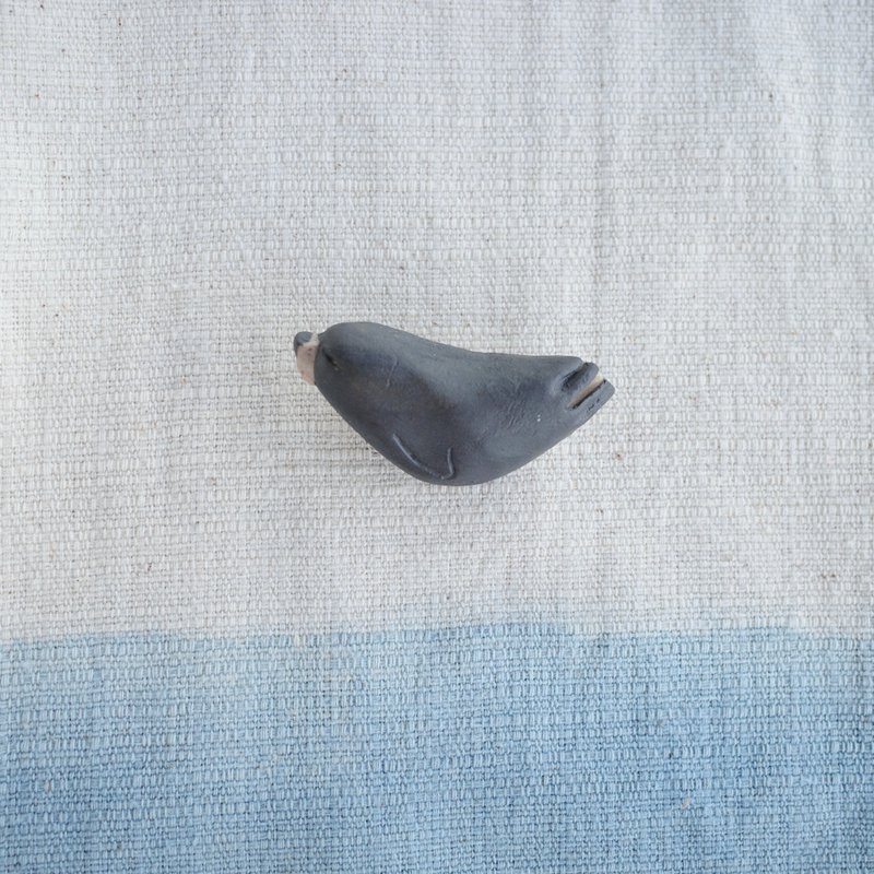 Seal brooch / handmade ceramic - 胸針 - 陶 黑色