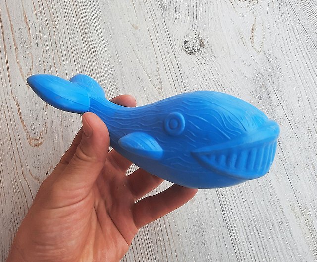 シロナガスクジラのおもちゃ – ソ連製のソ連のビンテージプラスチック製子供用お風呂おもちゃ - ショップ RetroRussia 知育玩具・ぬいぐるみ  - Pinkoi